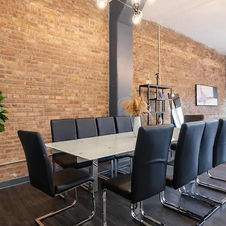 Massive 6br Luxury Sleeps 12 Guests With Jacuzzi & Pool Table Perfect Group And Optional Parking Near Mccormick Place & Soldier Field Chicago