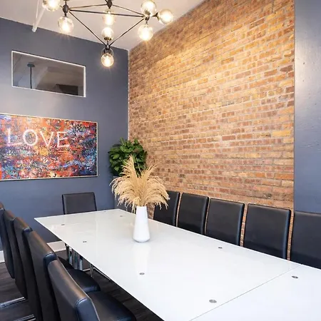 Massive 6br Luxury Sleeps 12 Guests With Jacuzzi & Pool Table Perfect Group And Optional Parking Near Mccormick Place & Soldier Field