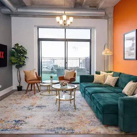 Apartment Spacious 2br On Michigan Ave With Private Patio, Optional Parking & Gym Near Mccormick Convention Center, Soldier Field And Grant Park