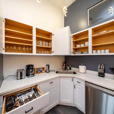 Apartment Massive 6br Luxury Sleeps 12 Guests With Jacuzzi & Pool Table Perfect Group And Optional Parking Near Mccormick Place & Soldier Field *