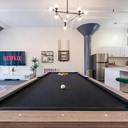 Massive 6br Luxury Sleeps 12 Guests With Jacuzzi & Pool Table Perfect Group And Optional Parking Near Mccormick Place & Soldier Field