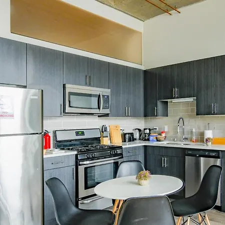 Beautiful 2br With Smart Tv, Gym Access & Parking Close To Mccormick Place, Museums & Michigan Apartment Chicago