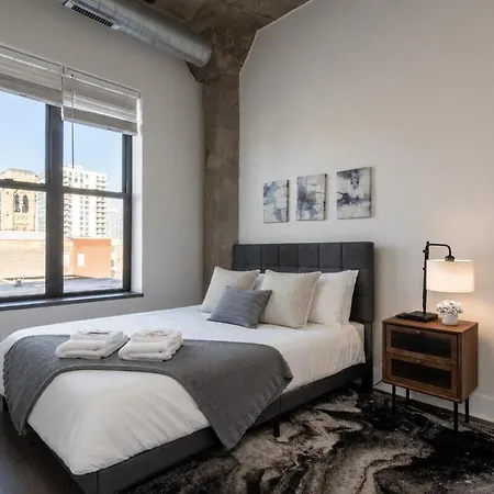 Charming 2br With Skyline View, Optional Parking & Gym Access Near Mccormick Place, Lakefront And Soldier Field Apartment