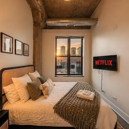 Spacious 2br South Loop With Skyline View, Optional Parking And Gym Access Close To Mccormick Place, Grant Park, Museum Campus & Cta Lines Apartment Chicago