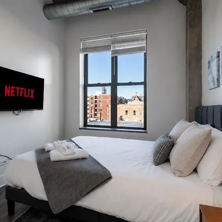 Apartment Charming 2br With Skyline View, Optional Parking & Gym Access Near Mccormick Place, Lakefront And Soldier Field *