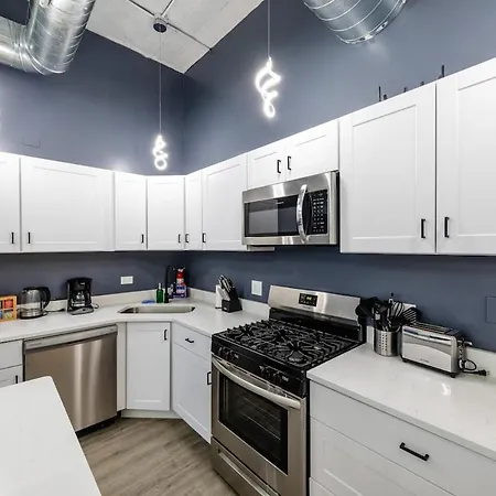 Group-friendly 6br Luxury In Prime South Loop Location With Optional Parking And Gym Access Near Mccormick Place, Soldier Field And Grant Park Chicago