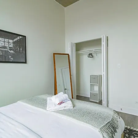 Beautiful 2br With Smart Tv, Gym Access & Parking Close To Mccormick Place, Museums & Michigan Chicago
