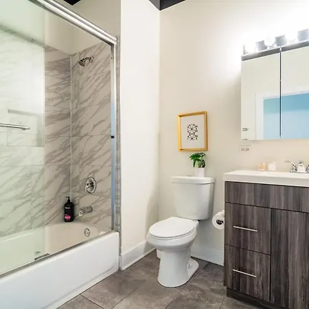 Charming 2br With Skyline View, Optional Parking & Gym Access Near Mccormick Place, Lakefront And Soldier Field Apartment *