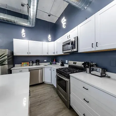 Group-friendly 6br Luxury In Prime South Loop Location With Optional Parking And Gym Access Near Mccormick Place, Soldier Field And Grant Park *