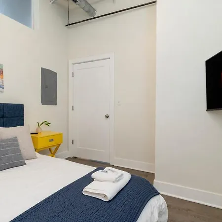 Charming 2br With Skyline View, Optional Parking & Gym Access Near Mccormick Place, Lakefront And Soldier Field Apartment *