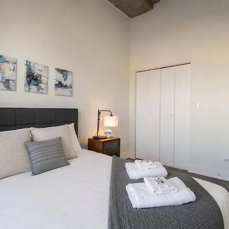 Charming 2br With Skyline View, Optional Parking & Gym Access Near Mccormick Place, Lakefront And Soldier Field Apartment *