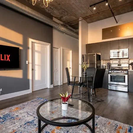 Charming 2br With Skyline View, Optional Parking & Gym Access Near Mccormick Place, Lakefront And Soldier Field