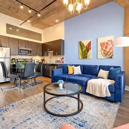 Charming 2br With Skyline View, Optional Parking & Gym Access Near Mccormick Place, Lakefront And Soldier Field