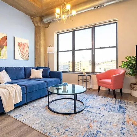 Charming 2br With Skyline View, Optional Parking & Gym Access Near Mccormick Place, Lakefront And Soldier Field Chicago