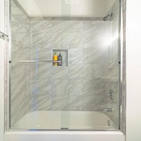 Stylish 2br With Optional Parking & Gym Access Near Lakefront, Shedd Aquarium And Mccormick Center Apartment