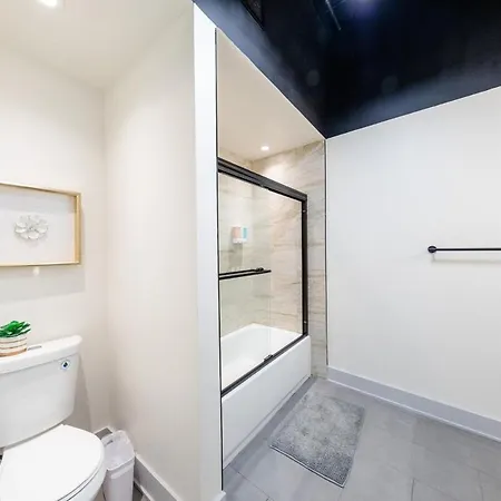 Group-friendly 6br Luxury In Prime South Loop Location With Optional Parking And Gym Access Near Mccormick Place, Soldier Field And Grant Park Apartment Chicago
