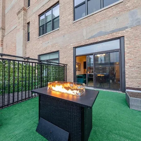 Spacious 2br South Loop With Skyline View, Optional Parking And Gym Access Close To Mccormick Place, Grant Park, Museum Campus & Cta Lines