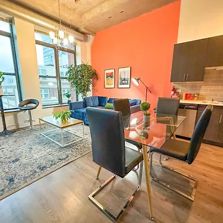 Stylish 2br With Optional Parking & Gym Access Near Lakefront, Shedd Aquarium And Mccormick Center Apartment