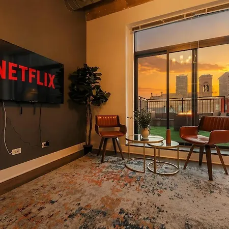 Spacious 2br South Loop With Skyline View, Optional Parking And Gym Access Close To Mccormick Place, Grant Park, Museum Campus & Cta Lines Apartment