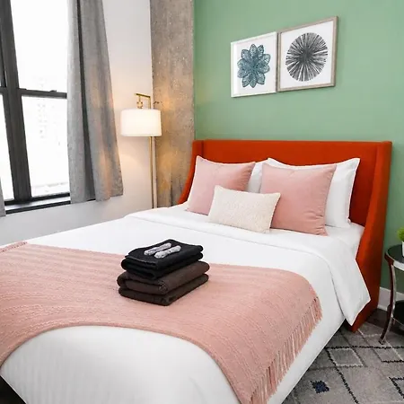 Business Ready 2br In South Loop With Skyline View, Optional Parking & Gym Access Close To Mccormick, Downtown & Cta Apartment Chicago