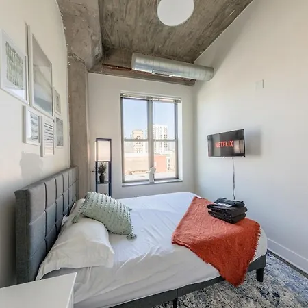 Apartment Modern 2br With Skyline View, Optional Parking & Gym Access Near Mccormick, Museum Campus, Grant Park & Soldier Field Chicago