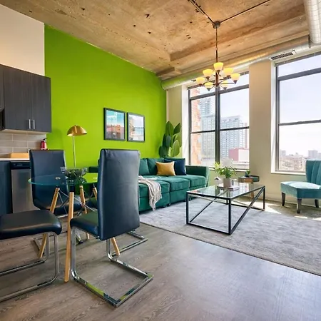 Apartment 2br South Loop Location With Optional Parking & Gym Access Near Mccormick Place, Shedd Aquarium & Navy Pier