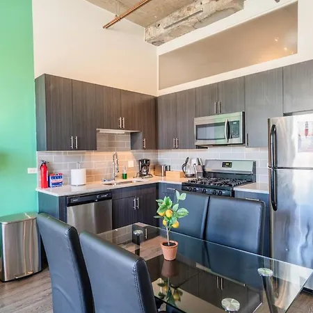 Modern 2br With Skyline View, Optional Parking & Gym Access Near Mccormick, Museum Campus, Grant Park & Soldier Field