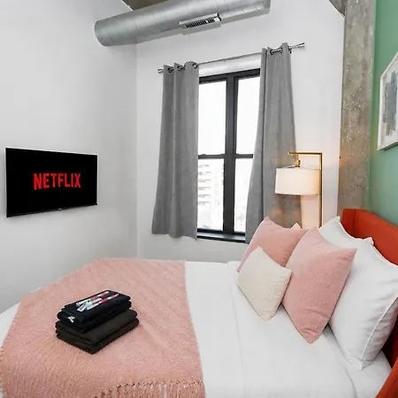 Apartment Business Ready 2br In South Loop With Skyline View, Optional Parking & Gym Access Close To Mccormick, Downtown & Cta