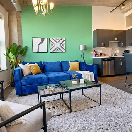 Modern 2br With Skyline View, Optional Parking & Gym Access Near Mccormick, Museum Campus, Grant Park & Soldier Field Apartment