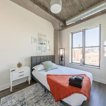 Modern 2br With Skyline View, Optional Parking & Gym Access Near Mccormick, Museum Campus, Grant Park & Soldier Field Chicago