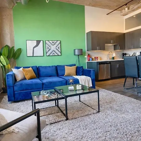 Modern 2br With Skyline View, Optional Parking & Gym Access Near Mccormick, Museum Campus, Grant Park & Soldier Field Apartment