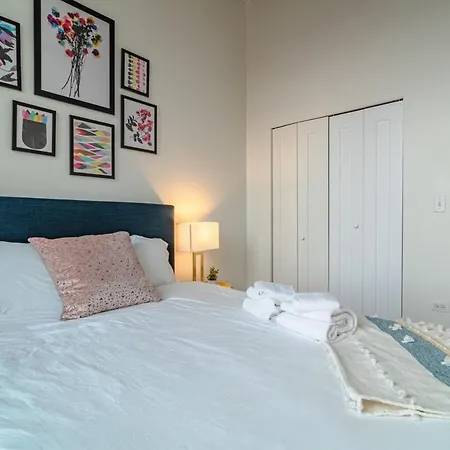 2br South Loop Location With Optional Parking & Gym Access Near Mccormick Place, Shedd Aquarium & Navy Pier *
