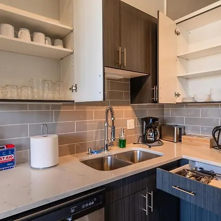 Modern 2br With Skyline View, Optional Parking & Gym Access Near Mccormick, Museum Campus, Grant Park & Soldier Field