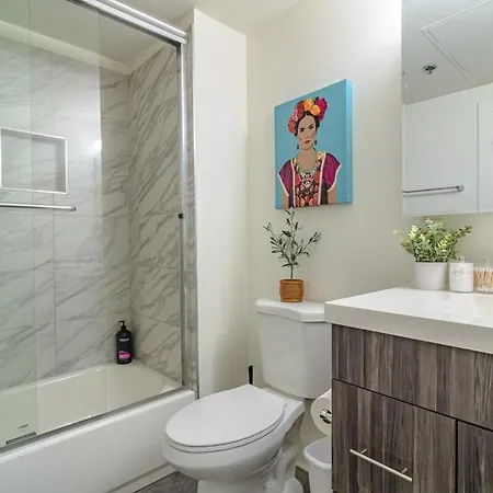2br South Loop Location With Optional Parking & Gym Access Near Mccormick Place, Shedd Aquarium & Navy Pier