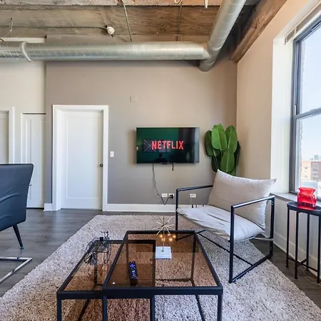 Apartment Modern 2br With Skyline View, Optional Parking & Gym Access Near Mccormick, Museum Campus, Grant Park & Soldier Field *