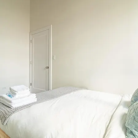 Skyline 2br In South Loop With Optional Parking & Gym Access Near Mccormick Place, Soldier Field And Lakefront Apartment Chicago