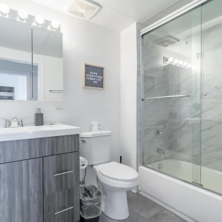 Apartment Skyline 2br In South Loop With Optional Parking & Gym Access Near Mccormick Place, Soldier Field And Lakefront
