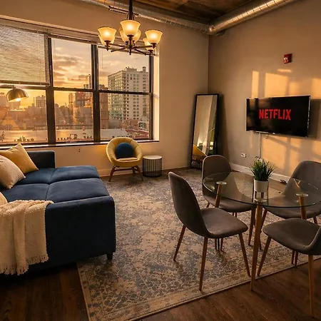 Spacious 2br South Loop With Skyline View, Optional Parking And Gym Access Near Mccormick Place And Soldier Field Apartment