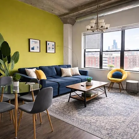 Spacious 2br South Loop With Skyline View, Optional Parking And Gym Access Near Mccormick Place And Soldier Field *