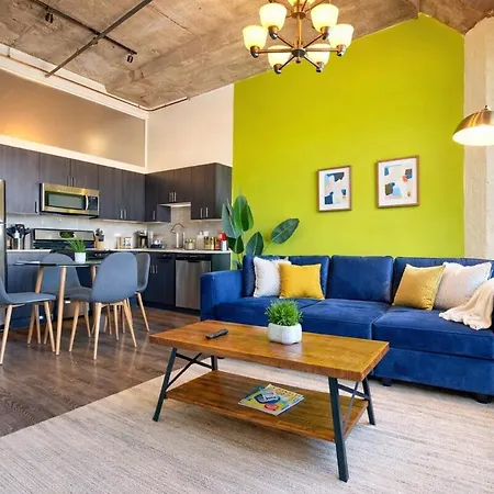Spacious 2br South Loop With Skyline View, Optional Parking And Gym Access Near Mccormick Place And Soldier Field *