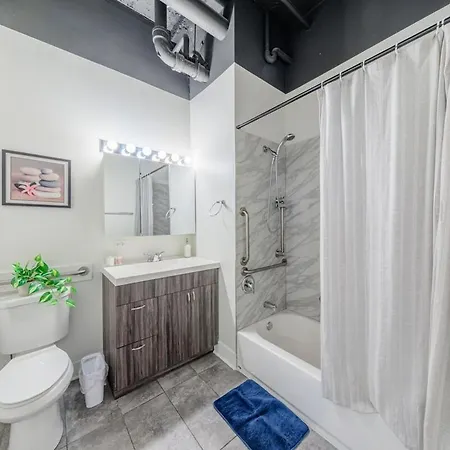 Group-friendly 2br With Optional Parking And Gym Access Near Mccormick Place And Soldier Field Apartment *