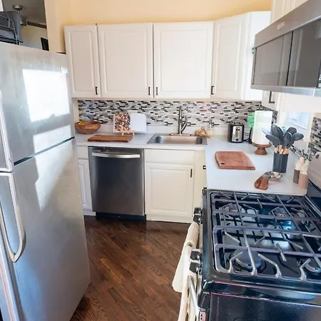 Bucktown Private Apartment