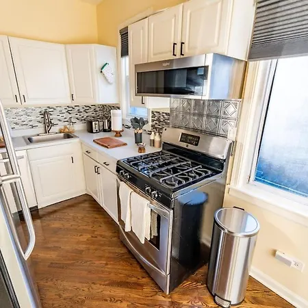 Bucktown Private Apartment *