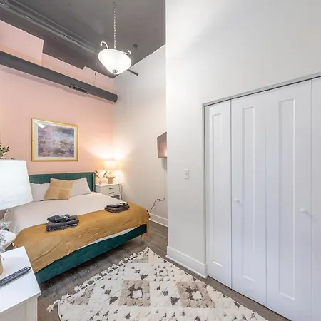 Modern 3br In South Loop With Optional Parking And Gym Access Near Mccormick Place, Chinatown And Soldier Field Chicago