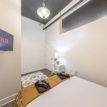 Modern 3br In South Loop With Optional Parking And Gym Access Near Mccormick Place, Chinatown And Soldier Field Apartment *