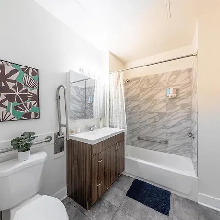 Modern 3br In South Loop With Optional Parking And Gym Access Near Mccormick Place, Chinatown And Soldier Field