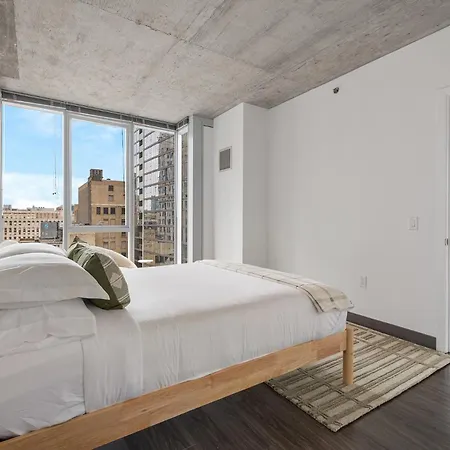 Linea Luxury Living With Indoor Pool And Rooftop Views In The Loop Apartment