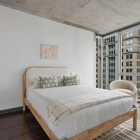 Linea Luxury Living With Indoor Pool And Rooftop Views In The Loop Chicago