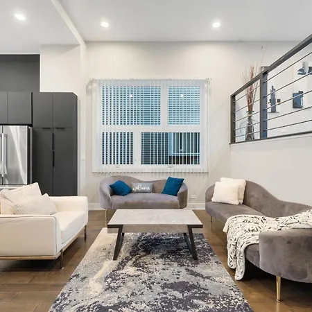 Magnificent New W/8 Beds & Free Parking Chicago
