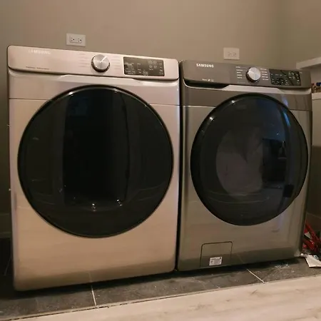 Magnificent New W/8 Beds & Free Parking Chicago